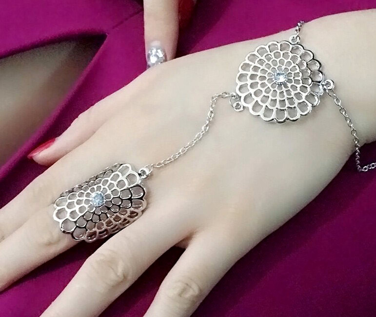 Bratara arabeasca cu inel si doua flori mari decupate, cu cristale
