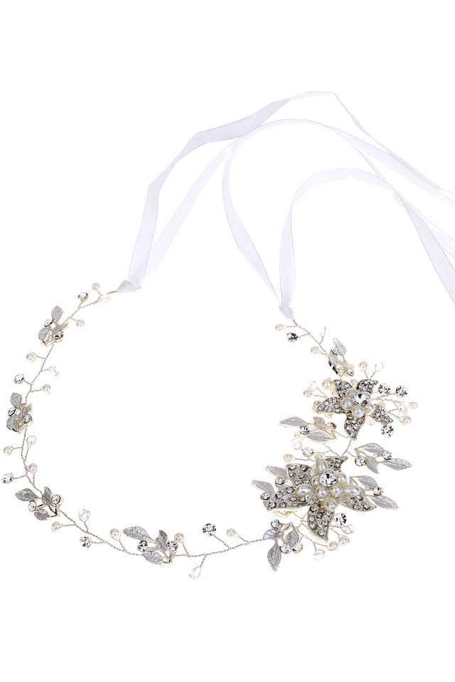 Bentita de par cu flori, frunzulite, cristale si perle albe, legata cu panglica
