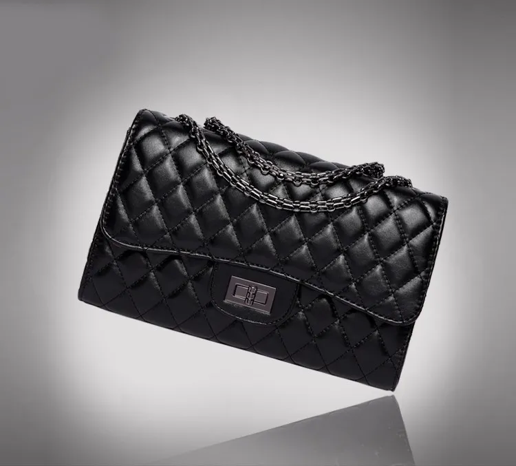 Geanta neagra eleganta, matlasata, cu lantisor metalic stil Chanel