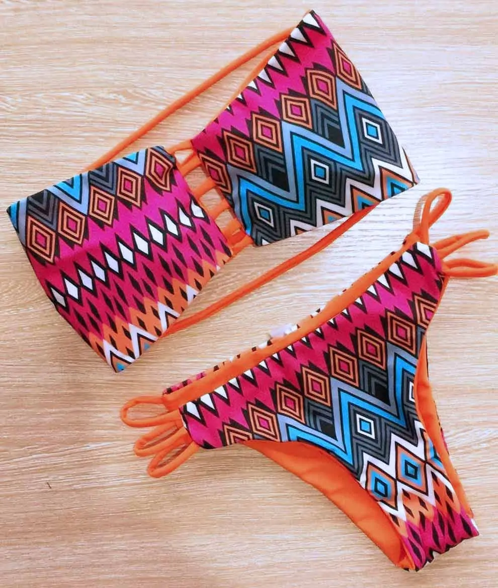Costum de baie cu doua fete, imprimeu tribal geometric / roz