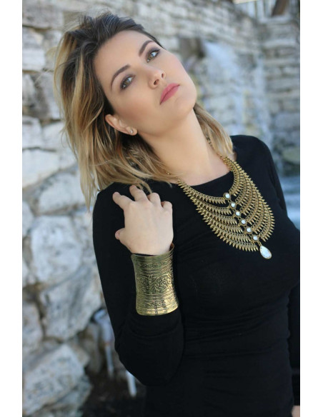 Bratara foarte lata, de inspiratie romana, cu model floral in relief