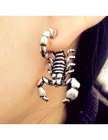 Cercel ear cuff, scorpion cu coada arcuita