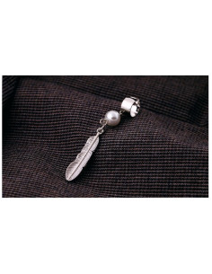 Cercel tip ear cuff, model cu pana scurta si perla alba, prindere pe ureche 2