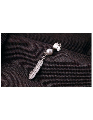 Cercel tip ear cuff, model cu pana scurta si perla alba, prindere pe ureche