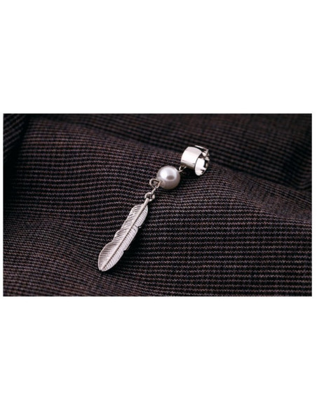 Cercel tip ear cuff, model cu pana scurta si perla alba, prindere pe ureche