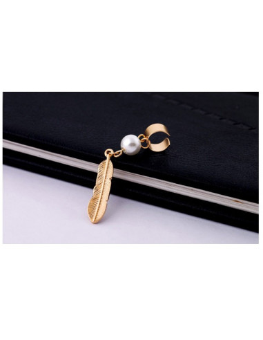 Cercel tip ear cuff, model cu pana scurta si perla alba, prindere pe ureche