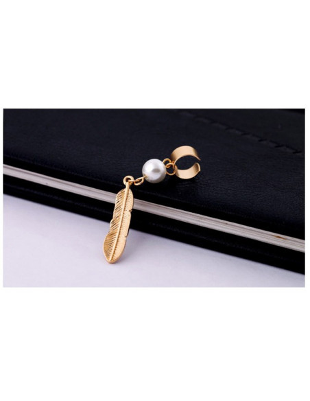 Cercel tip ear cuff, model cu pana scurta si perla alba, prindere pe ureche