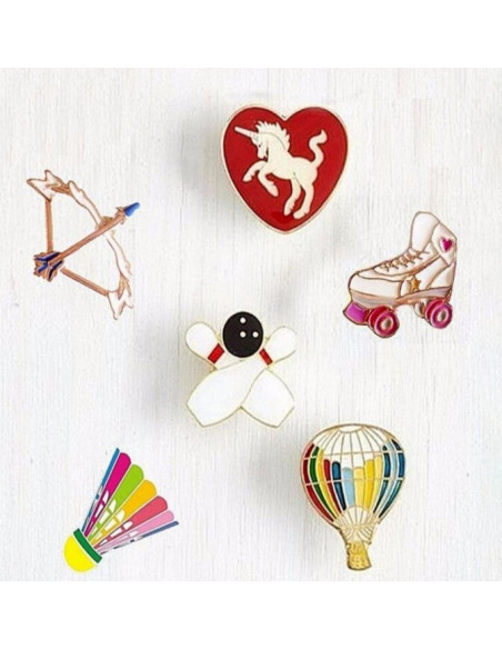 Pin patine cu rotile Skater Girl, metalic, stil hipster, alb cu roz