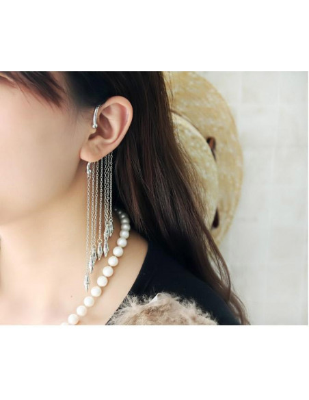 Cercel tip ear cuff, model punk cu lanturi scurte, terminate cu tepi mici, prindere dupa ureche