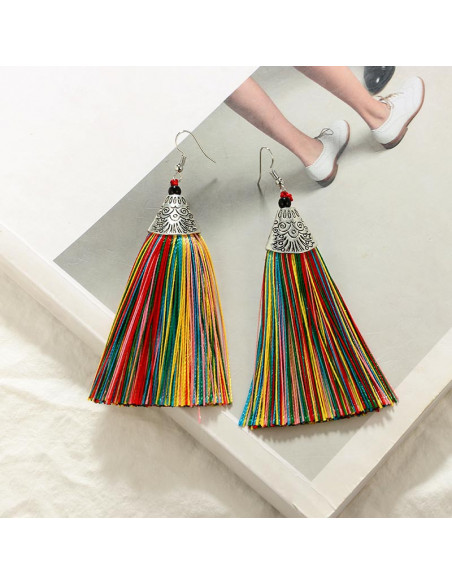 Cercei cu canafi lungi de matase cu medalion etnic tibetan si margele