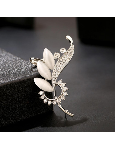 Cercel ear cuff statement, cu cristale albe opace alungite, in forma de floare