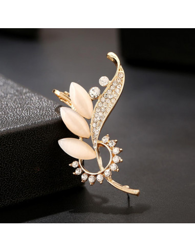 Cercel ear cuff statement, cu cristale albe opace alungite, in forma de floare