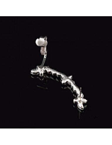 Cercel ear cuff cu cristale si flori cu trei petale