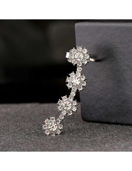 Cercel ear cuff cu patru flori rotunde, cu cristale albe
