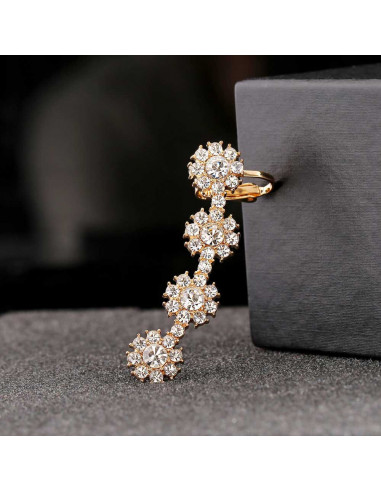Cercel ear cuff cu patru flori rotunde, cu cristale albe