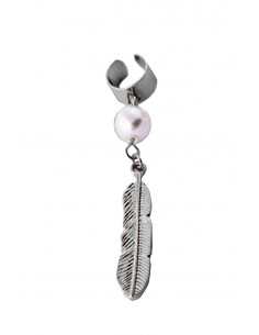 Cercel tip ear cuff, model cu pana scurta si perla alba, prindere pe ureche