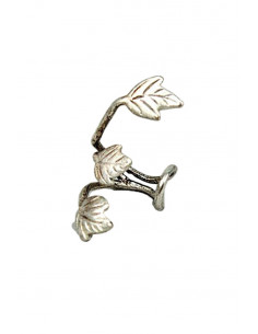 Cercel tip ear cuff, model argintiu cu trei frunzulite