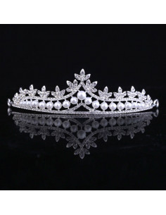 Diadema mireasa Cinderella, model delicat cu frunzulite, cristale rotunde si perle albe 2