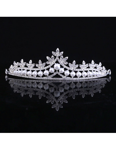 Diadema mireasa Cinderella, model delicat cu frunzulite, cristale rotunde si perle albe