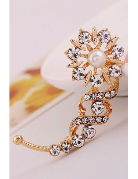 Cercel ear cuff, floare rotunda cu cristale si perle
