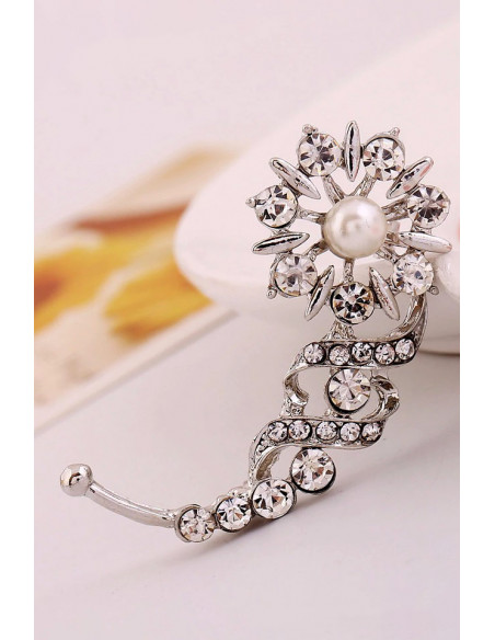 Cercel ear cuff, floare rotunda cu cristale si perle