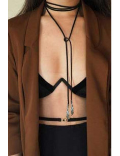 Colier choker din piele infasurat pe gat, cu aripi metalice in capete