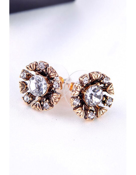 Cercei eleganti vintage, flori mici decorate cu cristale albe