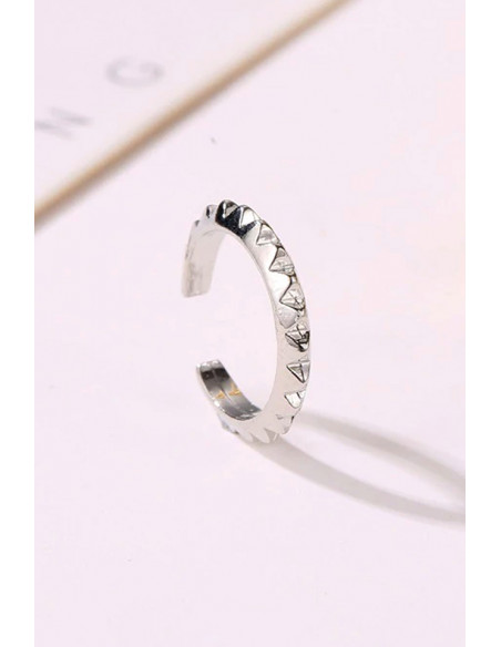 Cercel ear cuff minimal, inel ingust cu romburi in relief