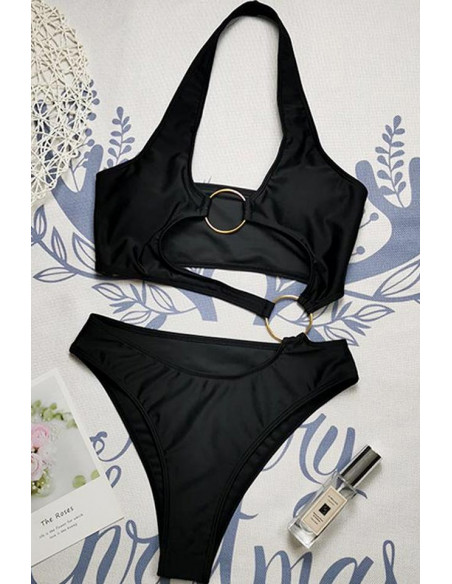 Costum de baie intreg, cupe triunghiulare si slip inalt, cu inele metalice