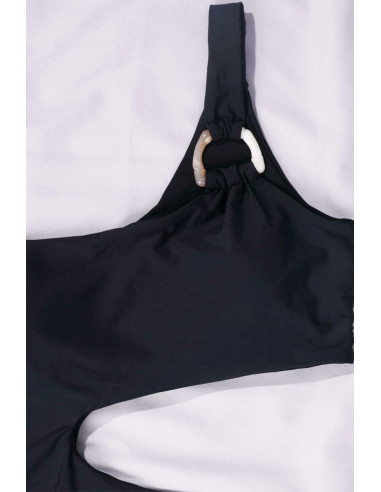 Costum de baie intreg, asimetric, o bareta cu inel si laterala decupata