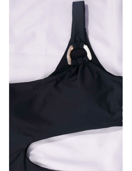 Costum de baie intreg, asimetric, o bareta cu inel si laterala decupata