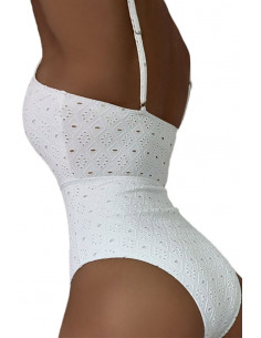 Costum de baie intreg alb, decupaj pe abdomen, material cu model geometric 2