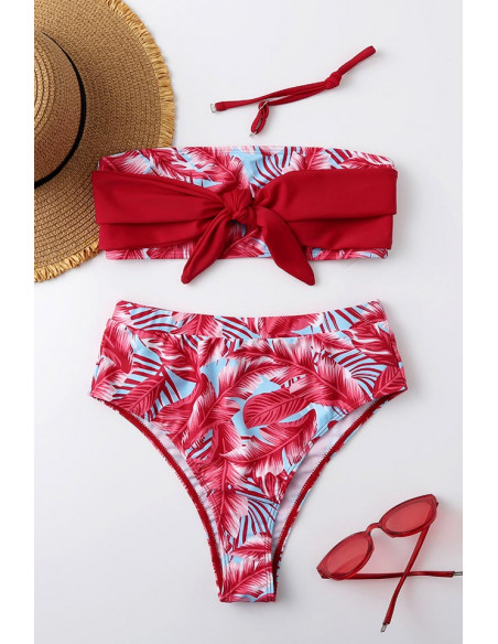 Costum de baie doua piese, pene rosii pe fundal bleu si bustiera cu funda
