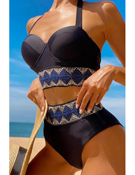 Costum de baie doua piese, cu benzi late geometrice, bustiera cu push-up si slip cu talia inalta,