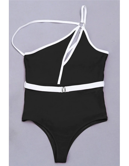 Costum de baie intreg, asimetric, decolteu adanc, contur contrastant si curea