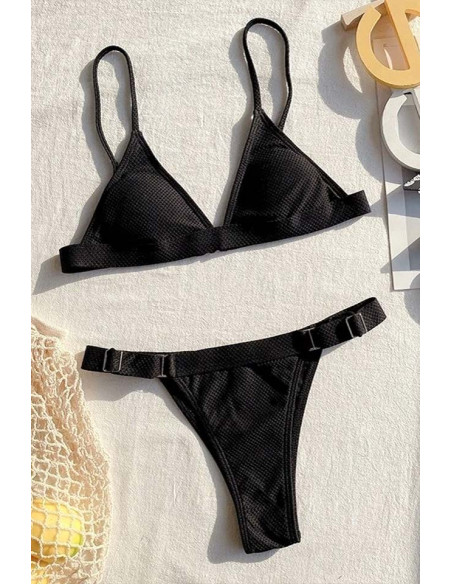 Costum de baie doua piese, material deosebit, cupe triunghiulare si slip ingust