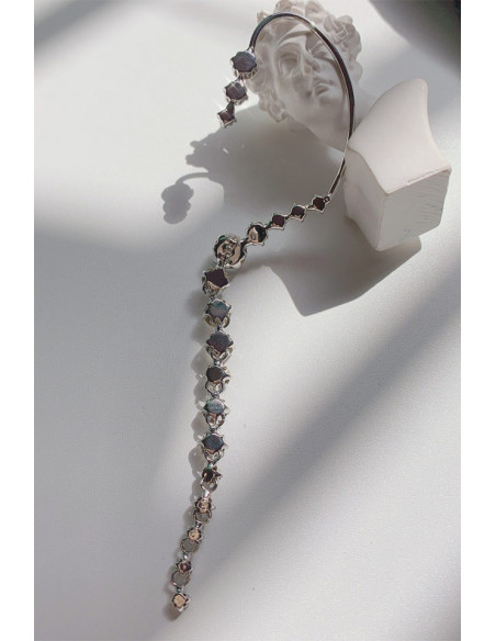 Cercel ear cuff pentru mireasa, model lung si elegant cu cristale in sir lung
