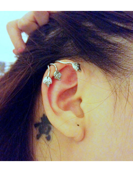 Cercel tip ear cuff, model argintiu cu trei frunzulite