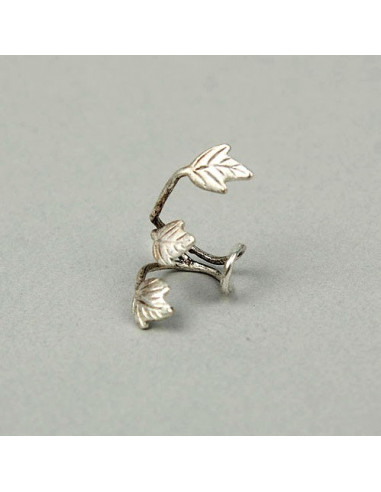 Cercel tip ear cuff, model argintiu cu trei frunzulite