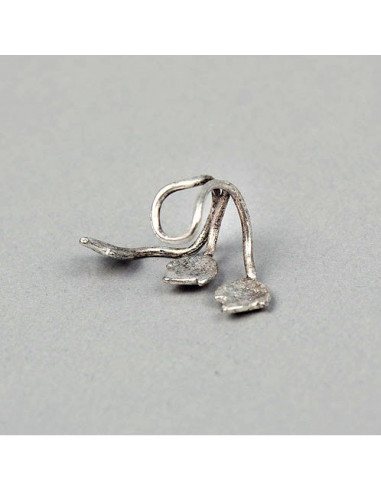 Cercel tip ear cuff, model argintiu cu trei frunzulite