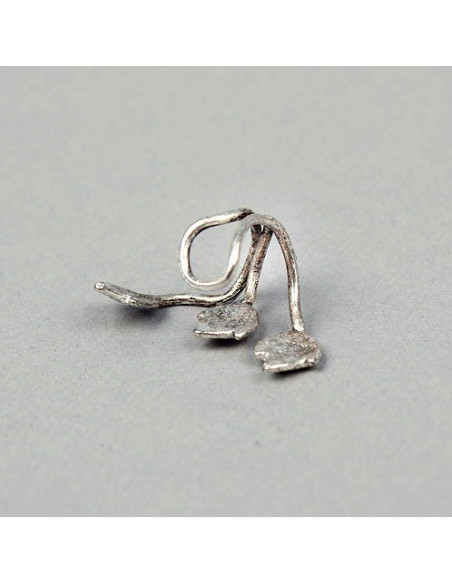 Cercel tip ear cuff, model argintiu cu trei frunzulite