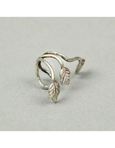 Cercel tip ear cuff, model argintiu cu trei frunzulite