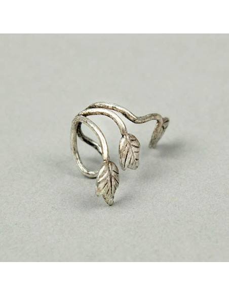Cercel tip ear cuff, model argintiu cu trei frunzulite
