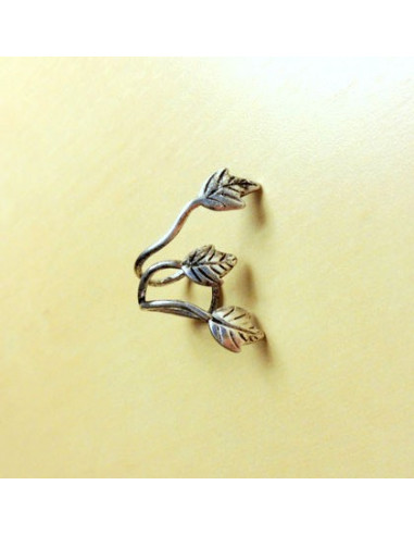 Cercel tip ear cuff, model argintiu cu trei frunzulite