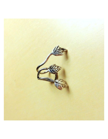 Cercel tip ear cuff, model argintiu cu trei frunzulite