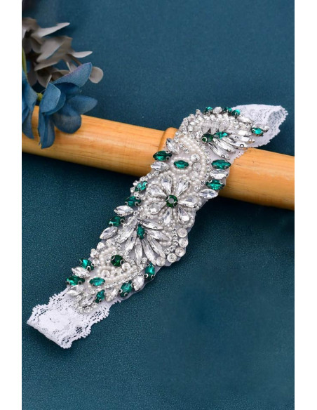 Jartiera pentru mireasa, medalion masiv floral, cusut cu cristale bicolore, perle si margele, pe dantela elastica ingusta