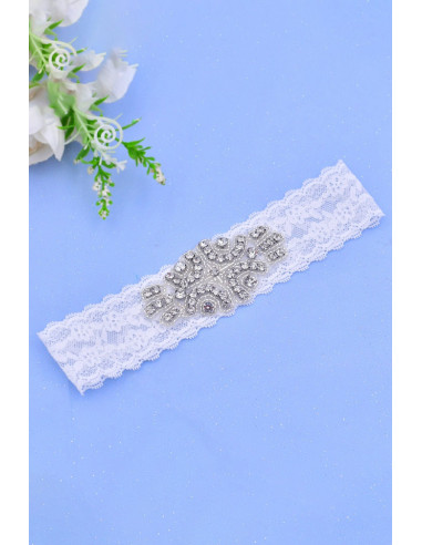 Jartiera pentru mireasa, medalion floral oval, cusut cu cristale si margelute, pe dantela elastica