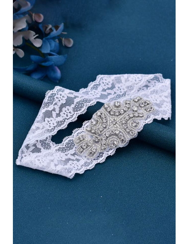 Jartiera pentru mireasa, medalion floral oval, cusut cu cristale si margelute, pe dantela elastica