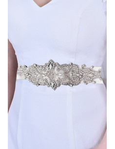 Centura de mireasa eleganta, medalion floral lat, cu cristale si margele cusute pe panglica