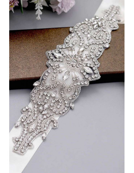 Centura de mireasa eleganta, medalion floral lat, cu cristale si margele cusute pe panglica